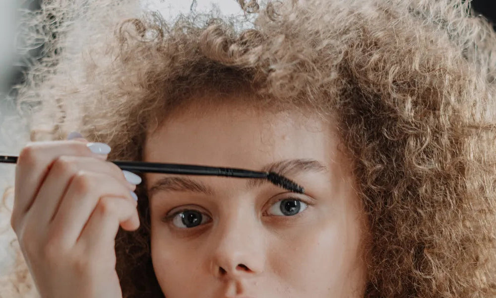 Dicke Augenbrauen bekommen: So geht’s