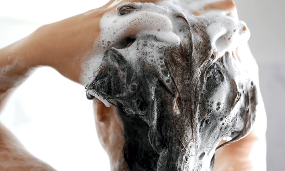 Shampoo mit Salicylsäure – Was kann die Zauberformel gegen fettige Haare?